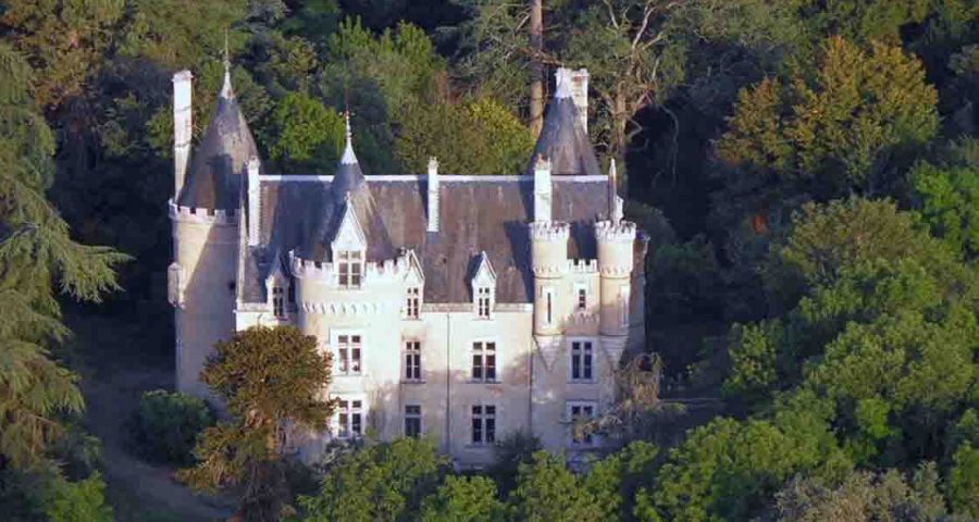 Surnaturelle au Château de Fougeret